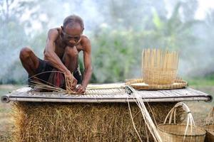 anciano y artesanía de bambú, estilo de vida de los lugareños en tailandia