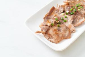 Cuello de cerdo a la parrilla en rodajas en un plato al estilo asiático foto