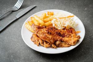 Filete de pollo asado picante a la parrilla con papas fritas foto