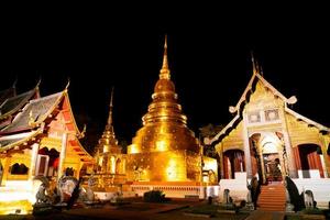 Hermosa arquitectura en el templo Wat Phra Sing Waramahavihan por la noche en la provincia de Chiang Mai, Tailandia
