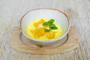 mango fresco con tazón de yogur foto