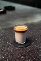 Taza de café sucia, café expreso con leche en el bar cafetería