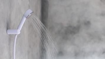 água do chuveiro no banheiro video