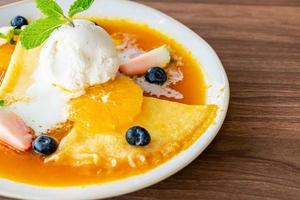 crepe suzette con helado de vainilla y fruta fresca foto