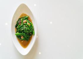 Pescado salado salteado con col rizada china - estilo de comida asiática