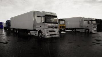 parcheggio del camion di tiro aero durante la pioggia video