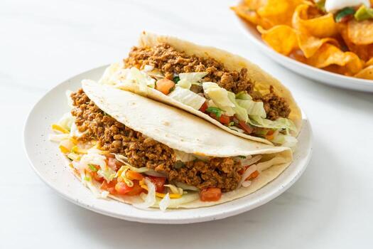 tacos mexicanos con pollo picado foto