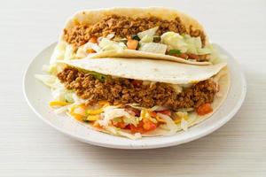 tacos mexicanos con pollo picado foto