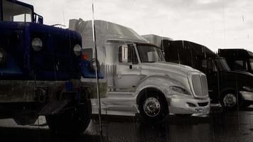 estacionamiento de camiones de tiro aero durante la lluvia video
