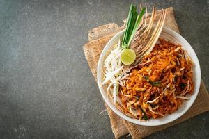 fideos salteados con tofu y brotes o pad thai - estilo de comida asiática foto