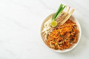 fideos salteados con tofu y brotes o pad thai - estilo de comida asiática foto