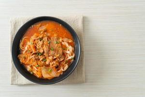 fideos coreanos udon ramen con cerdo en sopa de kimchi foto