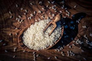 arroz de sushi en madera de olivo foto