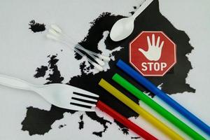 Europe bans straws and plastic tableware because of microplastics photo