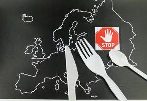 Europe bans straws and plastic tableware because of microplastics photo