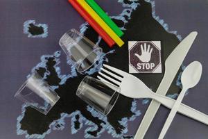 Europe bans straws and plastic tableware because of microplastics photo