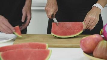 röd vattenmelon i modernt kök video
