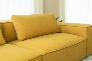 Interior de la decoración del sofá de tela amarilla vacía en la sala de estar en casa foto