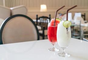 Vaso de batido de lima-limón fresco en cafetería y restaurante foto