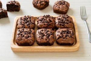Dark chocolate brownies with chocolate chips on top