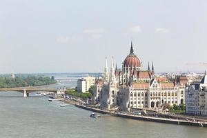 Vista del parlamento y el río Danubio en Budapest, Hungría foto