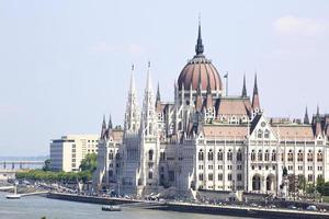 Vista del parlamento de Budapest, Hungría foto