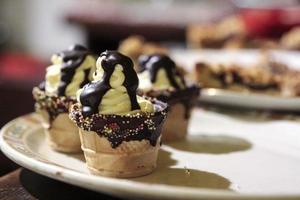 cupcakes caseros con crema y chocolate foto