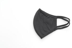 Máscara de tela negra para proteger covid-19 sobre fondo blanco aislado foto