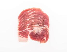 Carne de cerdo fresca en rodajas sobre fondo blanco. foto