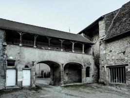 Antiguo edificio de una pequeña ciudad de Borgoña, Francia foto