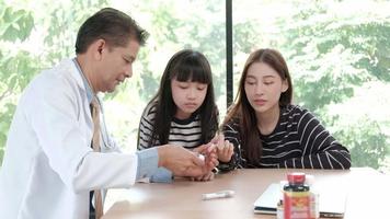 Gesundheitsberatung des asiatischen männlichen Arztes mit Mutter und Kind. video