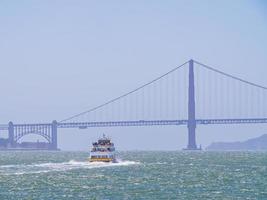 Vista soleada de un crucero y el puente Golden Gate. foto