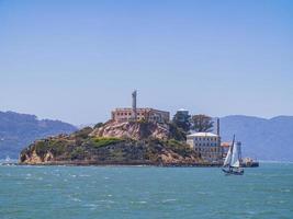 Vista soleada de la isla de Alcatraz y la bahía de San Francisco con un barco