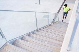 hombre negro corriendo arriba al aire libre. hombre joven haciendo ejercicio. foto