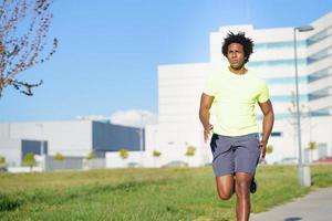 atlético negro corriendo en un parque urbano. foto