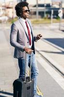 hombre de negocios negro esperando el próximo tren foto