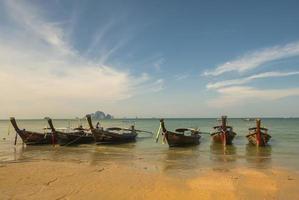 Barco de cola larga de madera tradicional tailandés arena de playa Krabi Tailandia