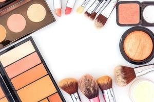 una colección de brochas, maquillajes y productos de belleza cosméticos foto