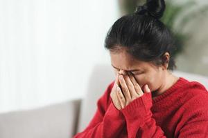 agotado cansado deprimido estresado pensativo mujer mayor madura que sufre de dolores de cabeza, enfermedades cerebrales, problemas mentales, concepto de alzheimer. foto