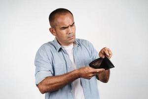 hombre maduro molesto sosteniendo y mirando dentro de su billetera vacía. Sin dinero