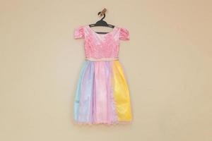 vestido infantil colorido con tema de unicornio foto