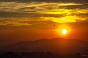 silueta de un avión con una hermosa puesta de sol foto