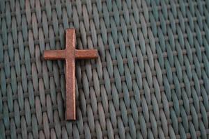 cruz cristiana de madera en el suelo. foto