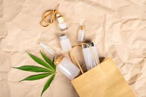 Ramo cosmético para el cuidado de la piel elaborado con productos de cannabis. foto