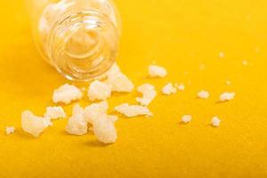 Cristales de sal narcótica anfetamina sobre fondo amarillo