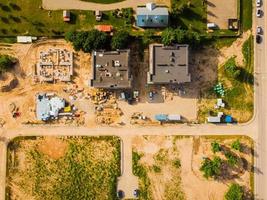 Vista de arriba hacia abajo de los tejados de tres edificios en el sitio de construcción en una zona residencial. concepto de desarrollo inmobiliario. foto