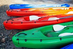 Coloridos botes de canoa en la playa, acercamiento foto