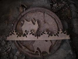 Patrón de madera abstracto sobre cubierta de hierro oxidado en el suelo foto