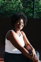 Retrato de una mujer afroamericana feliz en la calle en verano foto