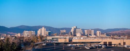 horizonte de la ciudad de reno nevada temprano en la mañana foto